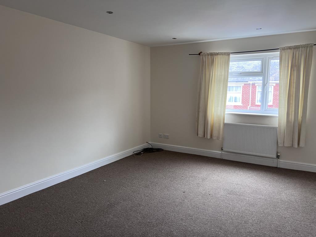 Lot: 139 - THREE-BEDROOM GROUND FLOOR MAISONETTE FOR INVESTMENT OR OCCUPATION - Bedroom one with magnolia walls and beige carpet